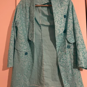 babyblå kappa med detaljer i storlek s/m - går att använda som en snygg oversize kappa med