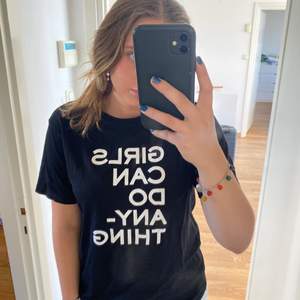 Tshirt från Zadig & voltaire med trycket ”girls can Do anything”. Köpt på Zadig butiken i Paris för ca 2 år sedan. Endast använd fåtal gånger och inte defekter! Nypris 1050kr