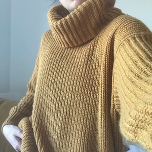 Stickad tröja  - Senapsgul höstig stickad tröja från Gina Tricot. Jättevarm och skön! Färgen är mer som bild 2 🍁