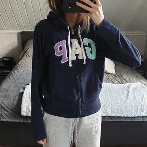 Luvtröja GAP - Mörkblå luvtröja från Gap🤍