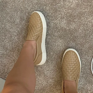 Skor från NA-KD - Skor från NA-KD i en beige/brun färg.  Endast använda 1 gång. Storlek 39. Nypris var 400