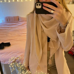 Kappa - Super fin ljus rosa kappa med tillhörande halsduk från ginatricot. Aldrig använd! 💕