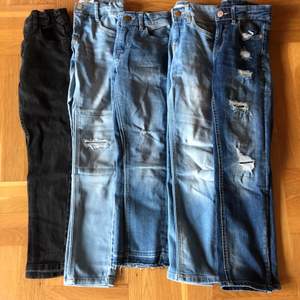5 st jeans som alla är i stl 128. 4 blåa och 1 par svarta. 