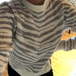 Mönstrad tröja - Mönstrad tröja från asos i storlek M. Använd ett fåtal gånger. Kommer inte ihåg nypris tyvärr. Säljer för 150kr+frakt