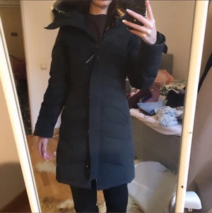 Canada goose jacka dam xs - Har endast används några månader och är fräsch o ser bra ut.  Modellen heter lorette och är i storlek xs