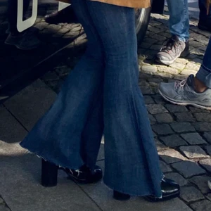 We the Free - letar du efter de ultimata 70-tals jeansen till den där retrofesten? fick definitivt mamma mia (2) vibes av dessa när jag köpte dem. superstretchy! originalpris: 700-900 nånting. sjuka ballongbrallor! ser ut som de är avklippta ut nertill. använda en gång