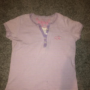 Babytee - Köpt på en loppis och passar bra som tajt magtröja på mig som har S/xs. Mycket bra kvalitet. ( det är en skugga på första bilden, inte smuts:)