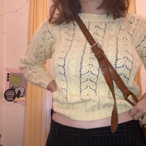 Stickad tröja - Fin vit/gulaktig stickad tröja. Står ingen storlek på men tror Xs!