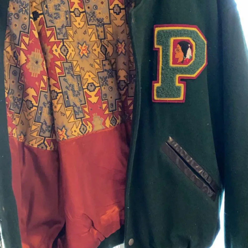 vintage college/varsity jacket från peak performance. jackan är från 1986 och är väldigt sällsynt, samt inga defekter, sparsamt använd. kan både mötas upp inom stockholms området och frakta 💕💕. Jackor.