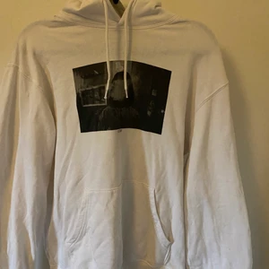 vit hoddie med tryck från carlings  - andvänd typ 3 ggr, köpt på carlings❤️ st S