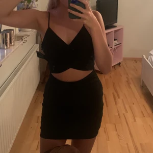 Klänning - Tajt, kort, svart klänning med omlott detaljer vid bröstet! 👗 Aldrig använd! Passar S/XS🥰
