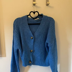 helt ny stickad tröja/kofta  - superfin blå kofta från ciquelle i st S, aldrig andvänd❤️ så fin blå färg! (köpte ny för 399kr) 