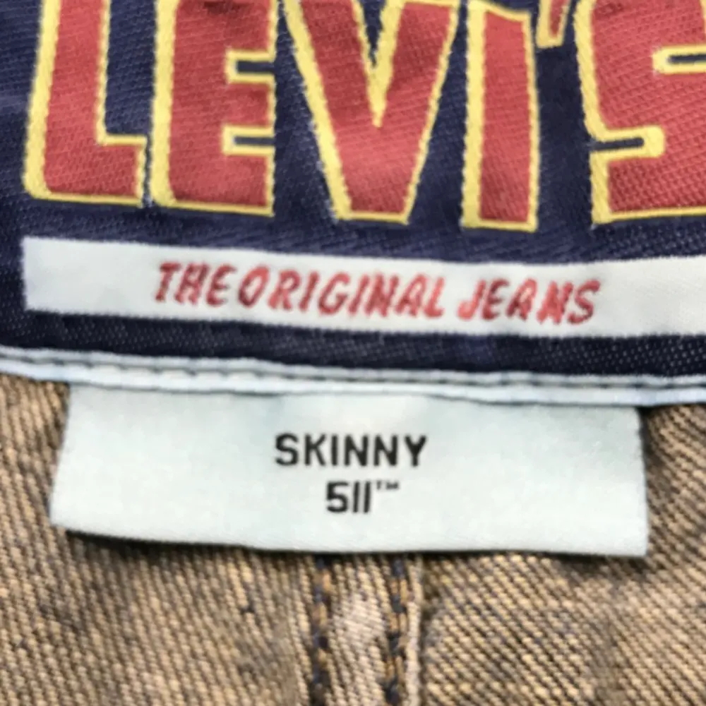 Varan är i bra skick. Mörkblå jeans från Levi’s som jag aldrig har användt. LÅGMIDJADE!!! Jag brukar ha 34 i jeans och dessa passade men var oversize för mig och stora i midjan 🥰. Jeans & Byxor.