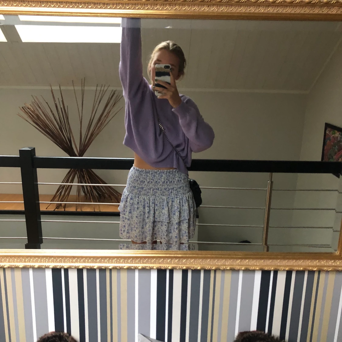 Stickad tröja och en smockad volangkjol  - 90