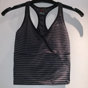 Randigt träningslinne i S/M😍 - Skit snyggt nike tränings linne i strl M men skulle säga att de passar för de som har small också🥰💘Super skönt och stretchigt material<33😍BJUDER FRAKR💕💕💕