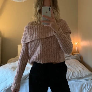 Stickad tröja - Stickad tröja som är off-shoulder lite croppad i modellen⚡️ Tröjan är gammalrosa. Strl Xs men passar S också, säljer för 120kr🥰
