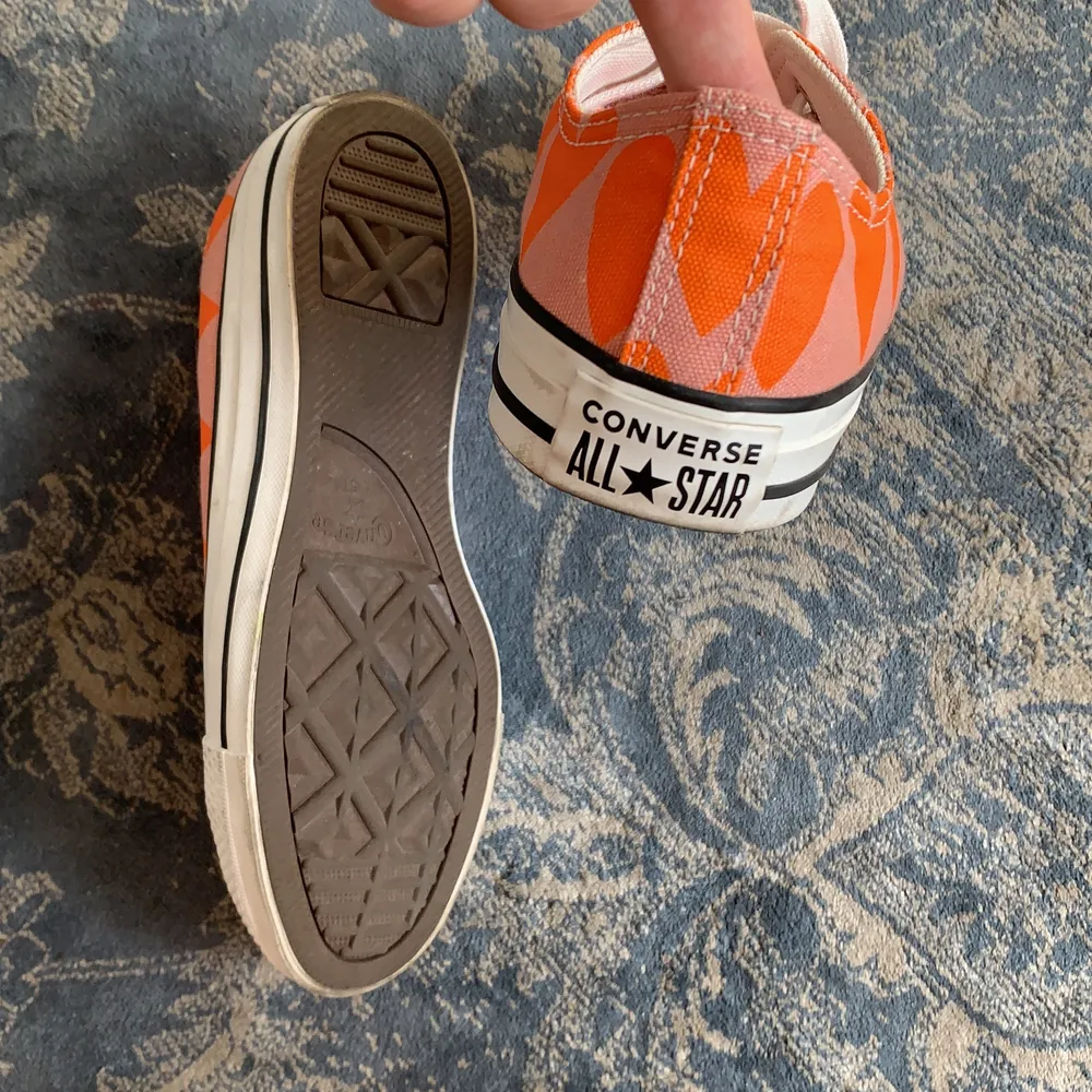 Säljer mina Converse! Använda 1 gång🧡 dem är så feta!. Skor.