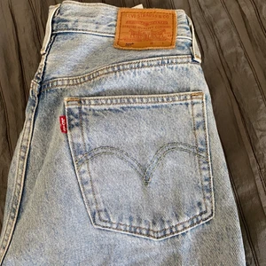 Levi’s jeans  - Säljer mina favorit Levi’s byxor som jag inte tyvärr inte kan ha längre. Jeansen är i en jätte fin ljus blå färg.Dom är i storlek W26 L28.                                                                       *******Kontakta mig vid intresse/ eller frågor