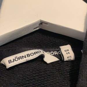 Det här är en använd Björn Borg hoodie jag köpte för cirka ett halvt år sedan den är nu för liten för mig så därför säljer jag den. Plagget är kroppat och kan passa till valfria byxor, super snygga! (Strl 40) 