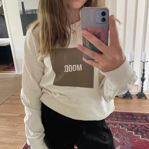 Sweatshirt med trycket ”Mood” - Väldigt fint skick. Storlek XL men inte alls som de i storleken (jag har S i storlek o ni ser att den passar mig ändå) fast man får ju ha oversize då. Annars passar den någon som har storlek XL också.                                           120kr + ev frakt.💞