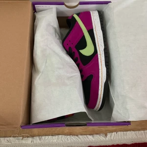 Nike dunk low plum red strl 43. Nya - Dunk sb red plum direkt från SNKRS i strl 43. 1500kr. Endast uppackade för bild. Hämtas i Slottstaden ( Malmö) eller skickas spårbart. Köparen står för frakten. Kvitto finns fr Nike..