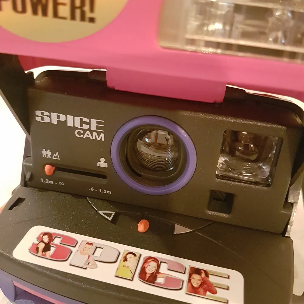 Polaroid-kamera, officiell collab med Spice Girls & typ den fetaste kameran du kan tänkas äga. Även bra inredningsdetalj, accessoar etc., fullt fungerande, säljes utan Polaroid-film.          8/10 skick. Spice Up Your Life!. Övrigt.