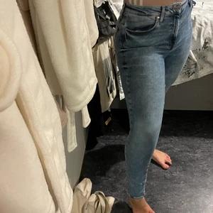 Tajta jeans från bikbok  - Tajta jeans från bikbok i st M dessa är perfekt i långt på mig som är 161 cm.                                                              I fint skick inte så använda 