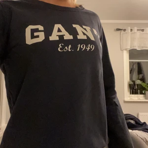 Gant tröja - Jätte fin marinblå Gant tröja! Jätte bekväm och ej använd mycket. Är det flera som är intresserade så blir de budning.