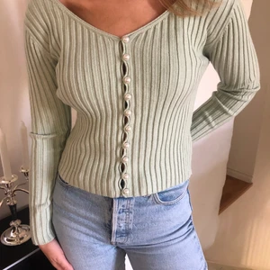 Mintgrön tröja - Tunn ”stickad” tröja från NA-KD storlek S. Superskön och matchar det mesta! Använt med fint skick.