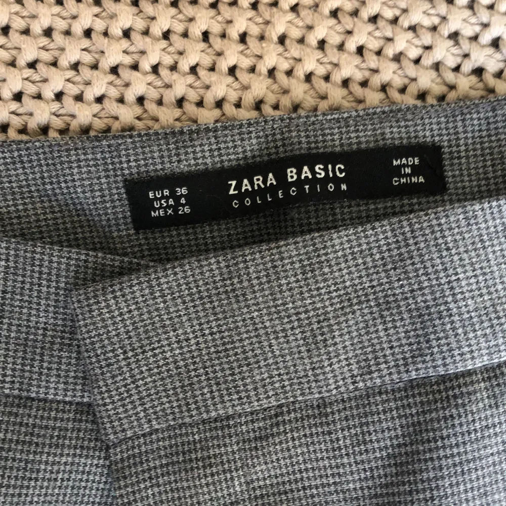 Super fina kostymbyxor från zara i grå storlek 36/s 80 kr 🥰. Jeans & Byxor.