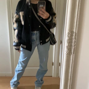 Snygg höst/vinterjacka - Intressekoll på denna snygga jacka, säljer vid bra bud. Köpt för 700💓 