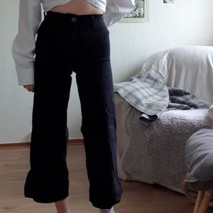 Svarta high waisted wide leg Jeans  - Högmidjade jeans från Hm med raka ben. Jag är 165cm och på mig slutar de mitt på anklarna, sen är de sydda med en 4-5cm lång slutfåll längst ner så om man sprättar upp den sömmen så kan man få de längre! Mjuka å sköna 🌸
