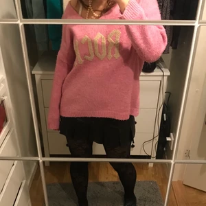 Unik tröja - Super snygg unik tröja köpt i en liten butik i Göteborg för 1000kr! Lite nopprig men det syns inte i verkligheten. Super mjuk och skön! I onesize men skulle säga att den passar allt från XS-L beroende på hur man vill att den ska sitta (cashmere)