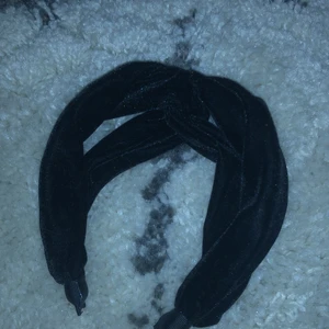 Hår band- svart. - Gulligt hårband. Använd 1 gång. Säljer pga att jag aldrig använder den. Fint skick.