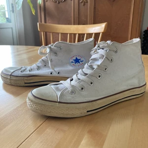 Converse, stl 41 - Vita Converse. 26,5 cm vilket brukar motsvara stl 41. De är dock märkta som stl 42, vilket inte alls stämmer. Passar mig som alltid har 40-41 perfekt.