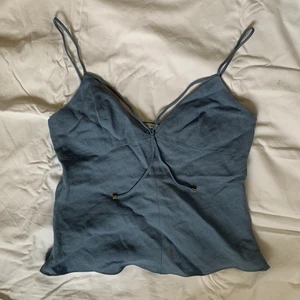 Blå topp - Unik 00-topp från Nico Nico. Man kan justera snörena och tröjan har en liten dragkedja som inte syns. Mycket bra skick. Säljer då jag behöver rensa💓 frakt tillkommer