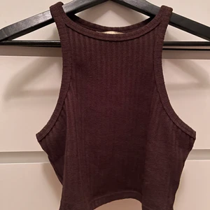 Ribbat linne - Brunt ribbat linne från H&M, använd 1 gång.