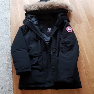 Vinter jacka Canada goose  - Har använts under ett halv år, för liten storlek på dottern, jätte jätte fräsh, inget att anmärka om 😊 ny pris 6800 kr