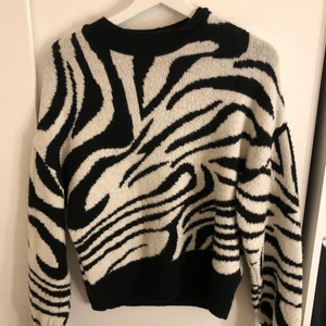 Stickad tröja - Stickad tröja i zebra mönster🖤🤍