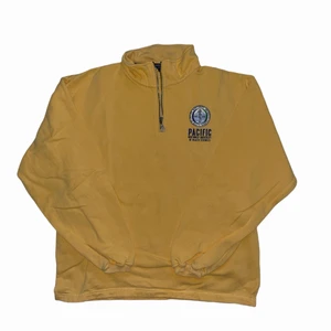 Vintage sweatshirt  - Skick 8/10. Har en liten liten missfärgning vid ena mudden.