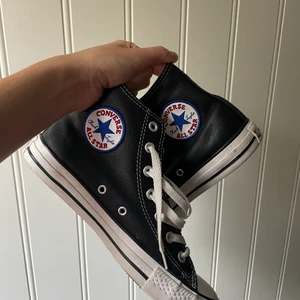 Svarta skinnconverse - Säljer dessa svarta supersnygga converse i skinn💘 säljer bara för att de är för små. Köparen står för frakt