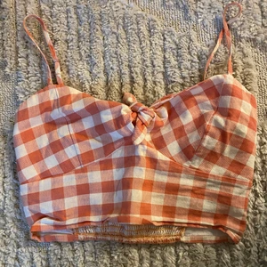 Rutig topp från Stradivarius 🍒 - Endast använd en gång, mycket bra skick