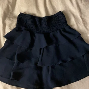 Marinblå volangkjol - Volangkjol från Veromoda i fint skick! Funkar även som topp