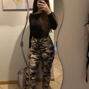 Madlady cargobyxor - Säljer dessa då de inte passar mig längre. På bilderna hade jag ca 50 kg. Köparen står för frakt🥰