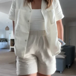 Linne skjorta - Kortarmad linne skjorta! Jätte skönt material, lagom tunn till vår och sommar. Köparen står för frakt