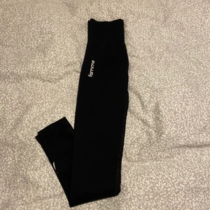 Famme träningstajts Stl xs - Famme träningstajts Stl xs, använt skick men bra skick. Endast märkes där upp vid höften som är lite sprucken/ sliten men annars jätte bra skick.