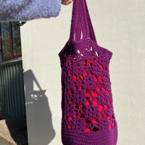 Lila nätkasse  - Lila virkad nätkasse med blommönster. Får plats med mycket då den både är djup och stretchig.