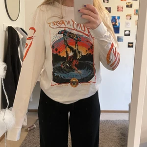 långärmad tröja  - säljer denna guns and roses tröjan i storlek small. Har ingen lapp vet därför inte märket💕 skriv för mer bilder/info, köparen står för frakt(66kr spårbar)🤝💓