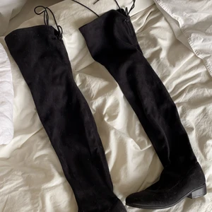 Knappt använda knähöga boots - Supersnygga men kommer tyvärr inte till användning. Perfekt till klänning/kjol nu under vintern/hösten!