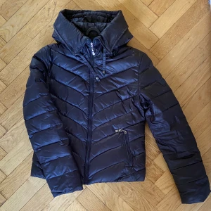 Hollies kort vinterjacka.  - Storlek 38. Knappt använd- kommer med avtagbar pälskrage- saknar en knapp vi fästet men det påverkar inte, och skulle vara lätt att sy dit en. Endast avhämtning. 